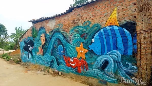 Khác với những bức bích họa mới được vẽ tại đảo Bé Lý Sơn, những bức tranh ở đây là tranh vẽ 3D, với thời gian hoàn thành 3-4 ngày cho một bức, gấp đôi so với tranh bích họa bình thường.