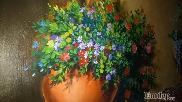 Những bức tranh khiến cho ngôi nhà cũng trở nên bừng sáng hơn.