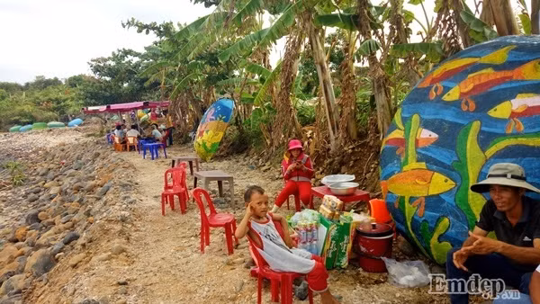 Những hàng quán mới cũng được dựng lên phục vụ cho du khách.