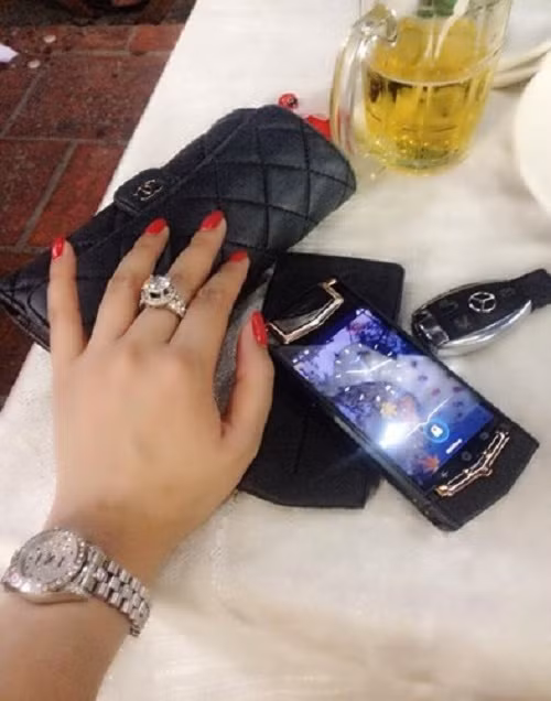 Phi Thanh Vân cũng từng khoe loạt trang sức sang trọng cùng điện thoại Vertu trên trang cá nhân. Ảnh: Ngôi sao.