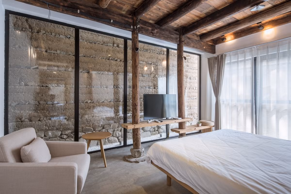 Gọi là "nhà một nửa" bởi bất kỳ không gian nào trong nhà cũng mang khái niệm một nửa truyền thống, một nửa hiện đại.