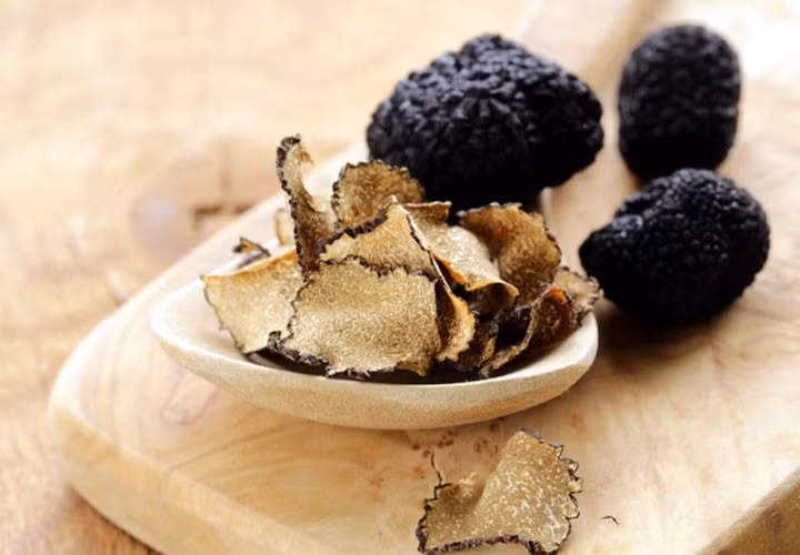 Với giá bán siêu đắt, chỉ có giới nhà giàu mới có thể thưởng thức món ăn từ nấm truffle. Ảnh: Luxurylaunches.