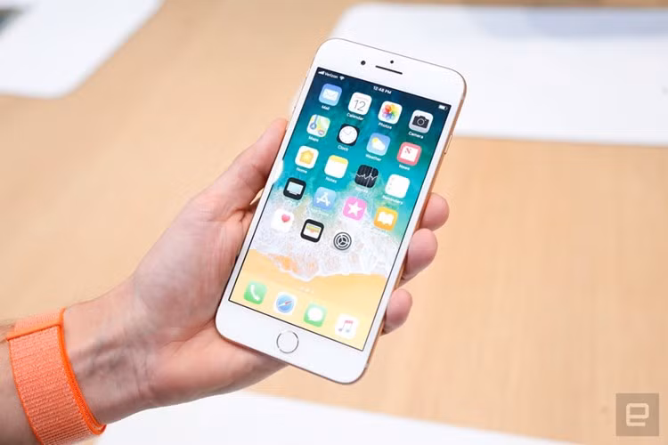 iPhone 8 Plus vẫn sở hữu màn hình 5,5 inch nhưng nâng cấp công nghệ TrueTone. Màn hình này có khả năng thích ứng màu sắc tốt hơn với môi trường, dựa trên cảm biến ánh sáng.