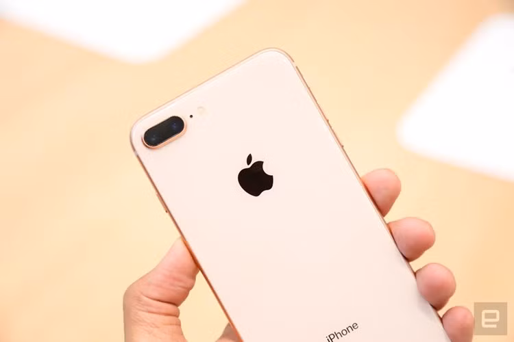 Ở đây, iPhone 8 và 8 Plus thay đổi chất liệu sử dụng, từ nhôm sang kính ở mặt sau. Thiết kế này cho cảm giác sang trọng và bóng bẩy. Trong quá khứ iPhone 4 và 4S đã từng sử dụng kính cho thiết kế mặt lưng.