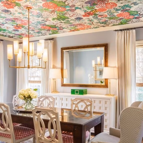 Không cần cầu kỳ trong đường nét trang trí, bạn vẫn có thể làm đẹp cho không gian chỉ bằng cách chọn giấy dán tường với màu sắc bắt mắt. Phía dưới được trang trí đơn giản thì không gian vẫn đẹp xinh và cuốn hút đến không ngờ.