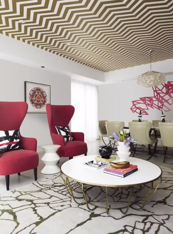 Không gian nhà đẹp hơn, trẻ trung và hiện đại hơn với họa tiết zigzag của giấy dán tường trên trần. Càng đẹp và tinh tế hơn khi màu của họa tiết trần cùng tông với sàn nhà.