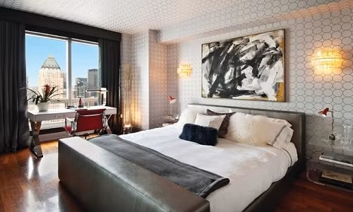 Với những hoạ tiết và màu sắc cơ bản, giấy dán tường có thể tạo sự kết nối liền mạch với trần nhà. Cách làm này đủ để mang lại cho không gian cao rộng sự ấm cúng và gần gũi.