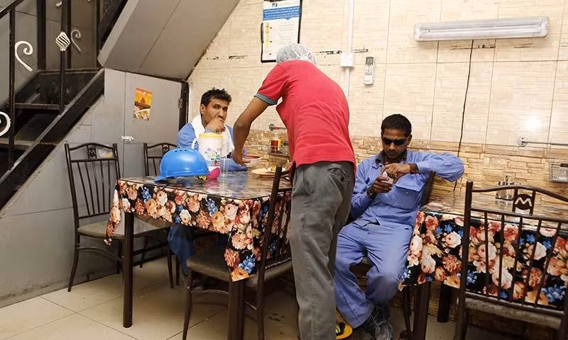 Họ không có nhiều việc để làm nên hầu hết thời gian của người dân Qatar đều dành cho những trò tiêu khiển như hút thuốc, ăn vặt...Ảnh: Dawn.