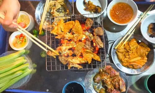 Hinh anh kinh hoang ve do nuong sieu re tren via he