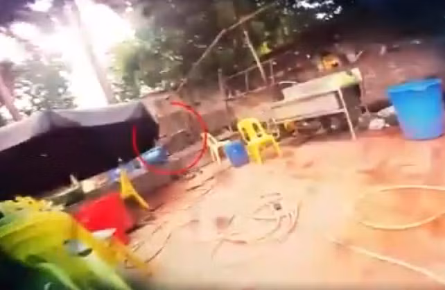 Vỉ nướng để trên nền đất bẩn. Ảnh: ANTV.