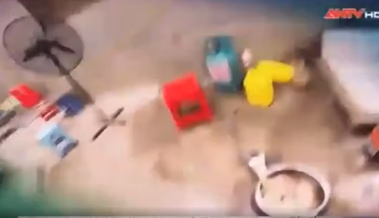 Bên trong quán nướng vỉa hè, nhân viên sơ chế đồ ngay trên nền gạch bẩn, bừa bộn. Ảnh: ANTV.