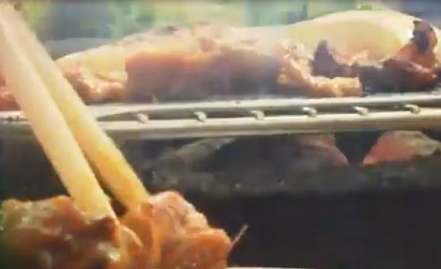 Để tránh nguy cơ độc hại từ thực phẩm không rõ nguồn gốc, người tiêu dùng nên ăn ở những địa chỉ uy tín. Ảnh: ANTV.