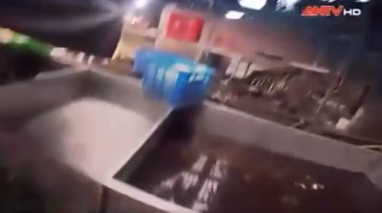 Cách đó không xa là bể nước rửa cáu bẩn, bốc mùi hôi thối chưa được đổ đi. Ảnh: ANTV.