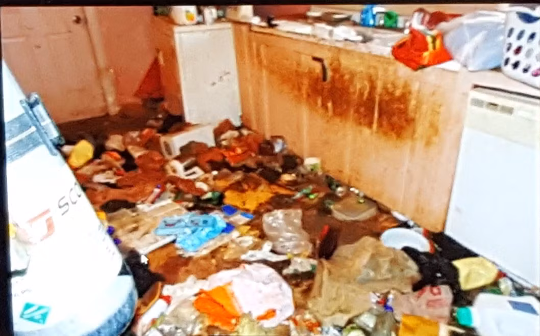 Ngôi nhà kinh khủng này không phải là nơi an toàn để sống. Ảnh: Crime Online.