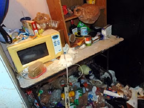 Bàn làm việc thành đống rác. Ảnh: Blogspot.