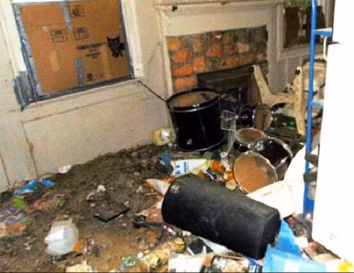 Theo lời của cảnh sát có hàng nghìn con nhện, gián, bọ...thậm chí cả phân người và động vật bên trong. Ảnh: Blogspot.