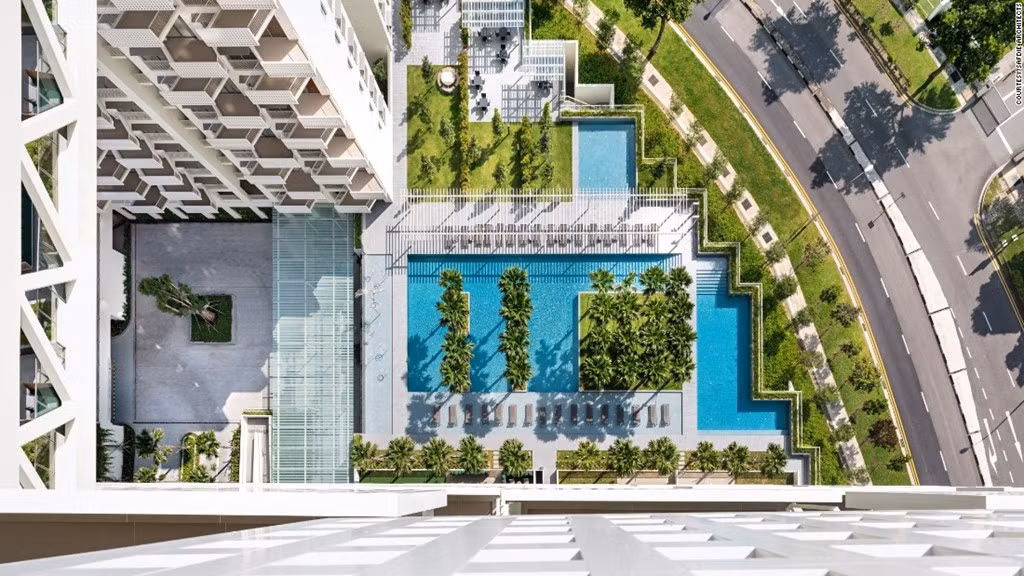 Skyhabitat (Singapore) là công trình tiếp theo của kiến trúc sư nổi tiếng Moshe Safdie, người ưa thích sử dụng phong cách xếp lớp. Moshe cho rằng mọi căn hộ đều có quyền đón sáng và ông luôn tránh những chi tiết khiến căn hộ bên dưới mất giá so với căn bên trên vì bị chắn sáng.