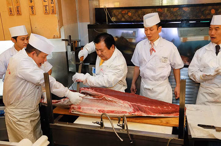 Năm 2012, ông Kiyoshi Kimura cũng là người giành chiến thắng trong phiên đấu giá cá hồi năm 2012 với giá 56,49 triệu yên. Ảnh minh họa: ông Kiyoshi Kimura đang mổ một con cá ngừ vừa mua được. Nguồn ảnh: Japantimes.