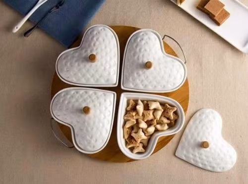 Khay đựng mứt là vật dụng không thể thiếu để tiếp đón bạn bè, khách quý trong ngày Tết.