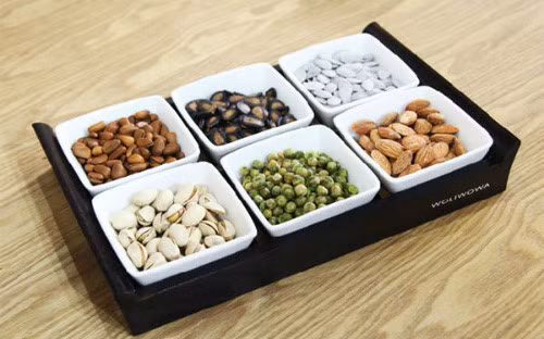 Tùy theo sở thích, gia chủ có thể chọn khay mứt hình chữ nhật 6 ngăn hoặc hoa 4 cánh.