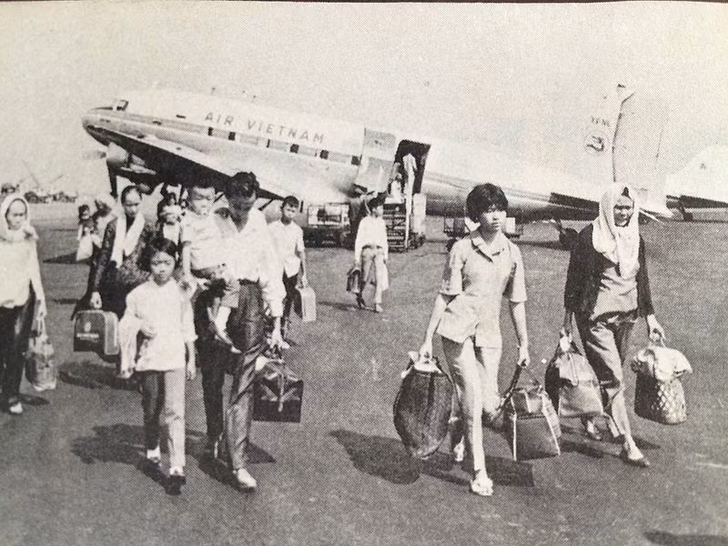 Hành khách xuống sân bay năm 1972. Ảnh: Wiki.