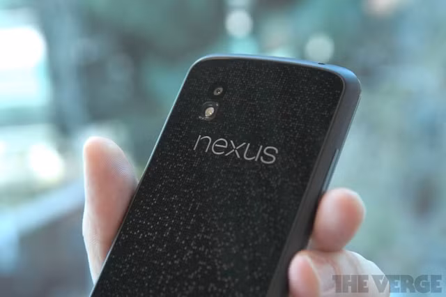 Đặc biệt tại thị trường Anh, Nexus 4 nhanh chóng cháy hàng chỉ sau 10 phút Google Play mở cửa nhận đặt hàng. Rất nhiều người than phiền rằng họ không có cơ hội đặt mua Nexus 4. Ảnh: The Verge.
