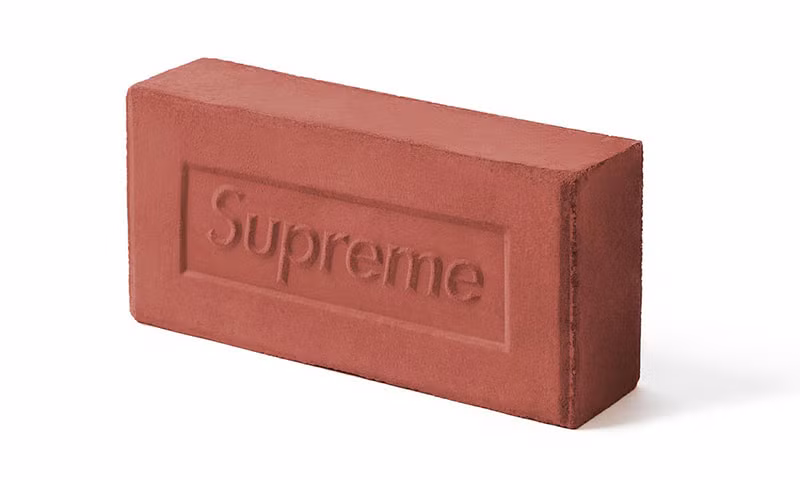 Năm 2016, viên gạch đỏ thương hiệu Supreme chẳng có gì nổi bật nhanh chóng bán sạch chỉ trong vài phút. Ảnh: Highsnobiety.
