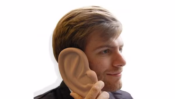 Nếu bạn người có sở thích sưu tập phụ kiện điện thoại hình thù kỳ quặc thì không thể bỏ qua chiếc ốp lưng hình tai như thế này. Ảnh: Phonearena.