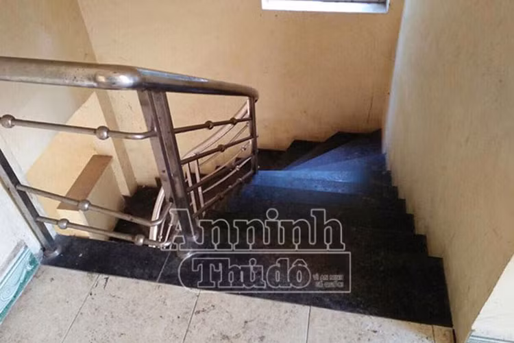 Cầu thang bên trong khách sạn bỏ hoang... bụi bẩn bám đầy, chứng tỏ đã rất lâu không có người đi lại, dọn dẹp, quét tước.