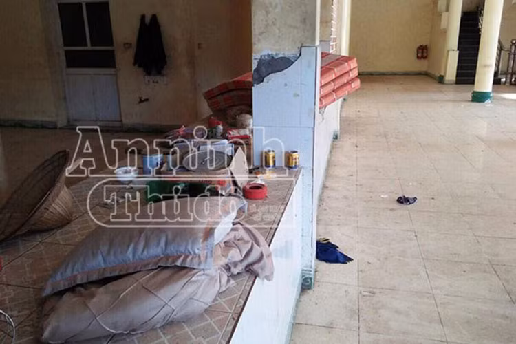 Nước uống, gạt tàn thuốc lá, xoong, nồi, bát, đũa... vứt rải rác ở một góc nơi khách sạn bỏ hoang.