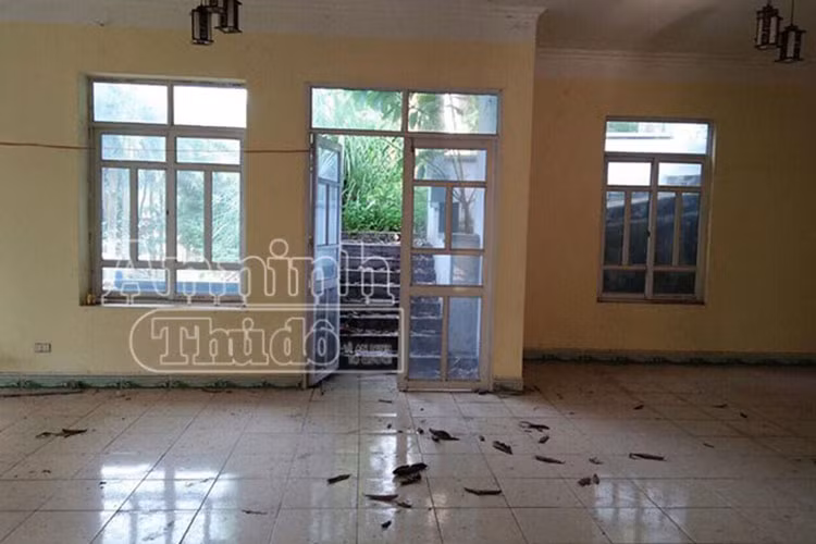 Cửa sau của khách sạn chạy thẳng ra quả đồi. Các trinh sát phải cử một mũi chặn bắt từ phía này, không để tội phạm có cơ hội thoát thân.