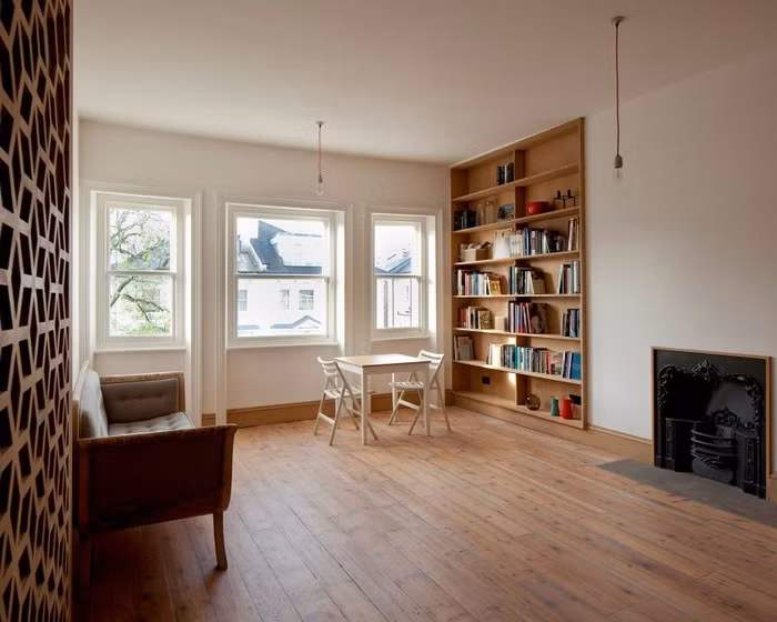 Không những thế, không gian căn hộ độc đáo còn được tạo điểm nhấn bởi vách ngăn tổ ong vô cùng độc đáo khi nhìn tổng thể công trình kiến trúc.