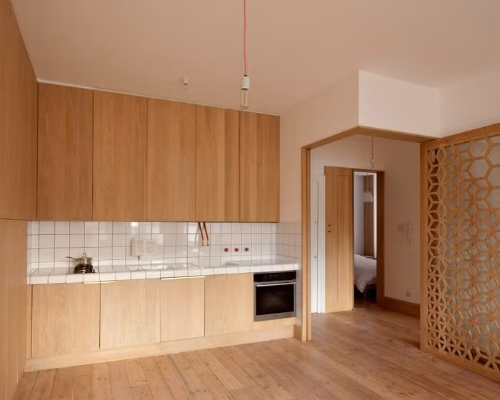 Bên cạnh đó, khi ánh sáng từ ngoài hắt vào, chiếu qua những ô tổ ong của vách ngăn sẽ tạo nên điểm nhấn đặc biệt, vui mắt trên sàn nhà, giúp không gian đẹp hơn, dịu dàng hơn.