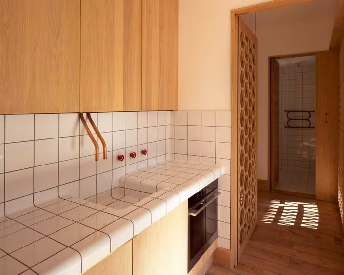 Phía bên tường đối diện gần cửa sổ được đặt kệ sách sát tường, thêm vào đó là bộ bàn ghế xinh xắn vừa dùng làm bàn ăn hàng ngày vừa làm nơi giải quyết các công việc vào buổi tối.