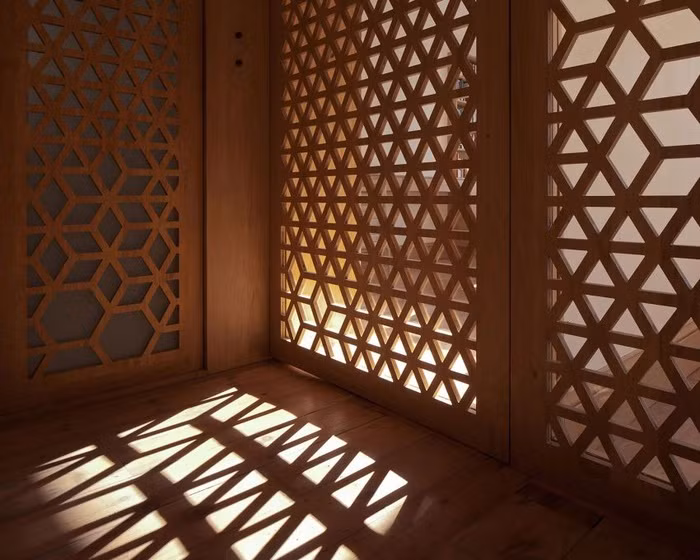 Vì sống độc thân, lại muốn được đơn giản hoá tất cả các khu vực chức năng nên chàng trai trẻ, chủ nhân của căn hộ nhỏ đã khéo léo thiết kế các không gian cần thiết, giữ lại những khoảng sàn rộng thoáng giúp không gian được mở rộng tối đa, thông thoáng và ưa nhìn hơn.