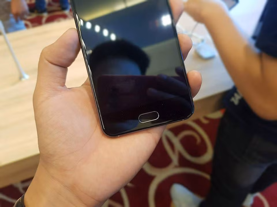 Điểm "khó chịu" nữa của Bphone mới bị khá nhiều người chê là tốc độ lưu ảnh lâu và độ trễ nhiều. Ảnh: Fpt.