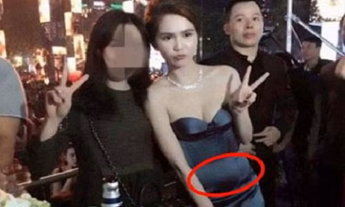 Vốn được khán giả ưu ái nhớ đến hình ảnh vòng eo 56 đáng mơ ước nhưng không ít lần Ngọc Trinh lại để lộ vòng 2 to bất thường.