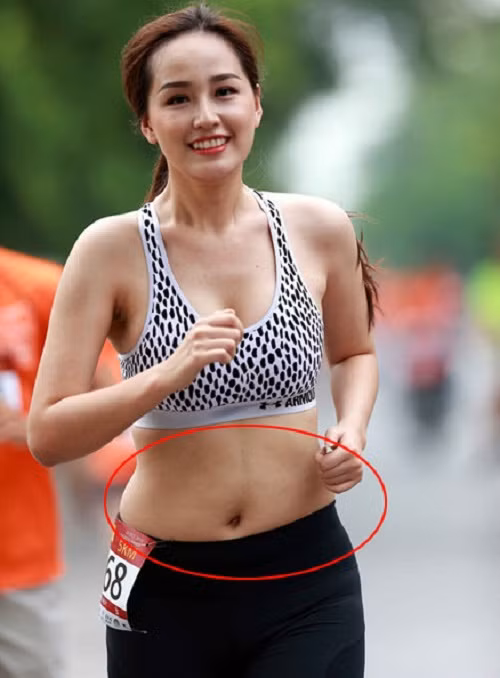 Trong một lần chạy thể thao, Hoa hậu Mai Phương gây sốc với vòng 2 ngấn mỡ. Bởi trước đó, ê-kíp của cô đã tung ra chùm ảnh vòng eo thon gọn được photoshop kĩ càng.