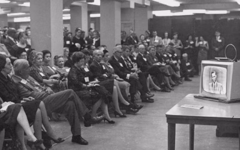 Ngày đó, người dân còn tập trung xem ti vi công cộng. Ảnh: Weta.