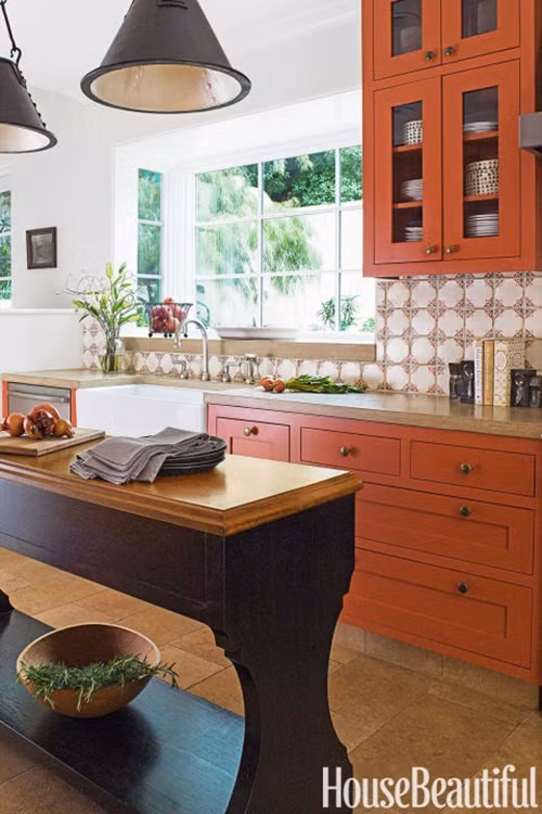Màu cam đất quả là một trong những sắc màu êm dịu cho mùa thu. Hãy thử làm mới phòng bếp nhà bạn với gam màu này.