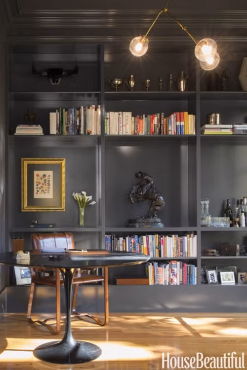 Màu xám đen thường gợi nhắc chúng ta về bóng tối. Tuy nhiên với cách bố trí và thiết kế thông minh, màu sơn xám đen sẽ làm nổi bật đồ nội thất trong ngôi nhà cũng như vẻ đẹp mạnh mẽ và nam tính mà gia chủ muốn hướng đến.