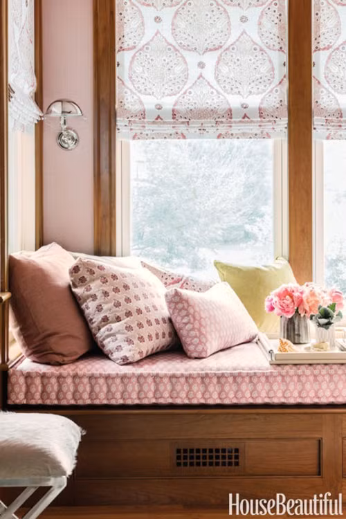 Gam màu hồng đào sẽ biến căn phòng nhà bạn trở nên trang nhã, thanh lịch. Nhà thiết kế Lisa Tharp nói rằng: "Gam màu hồng đào trông không quá trẻ trung, cũng không quá ngọt ngào mà khá trung tính".