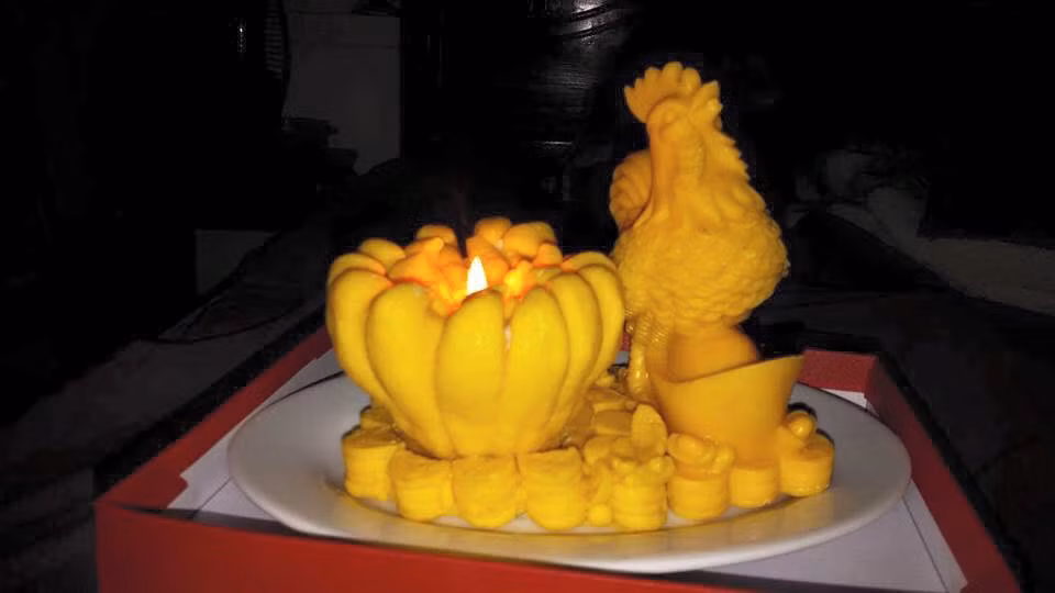 Nến phật thủ hình gà có thể cháy khoảng 90 giờ, cho bạn trưng suốt ba ngày Tết. Ảnh: Vietq.