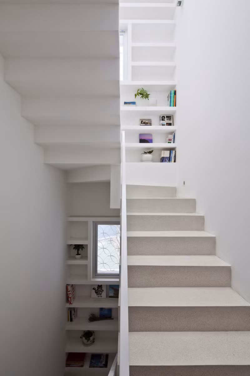 Cầu thang kết hợp kệ để đồ.