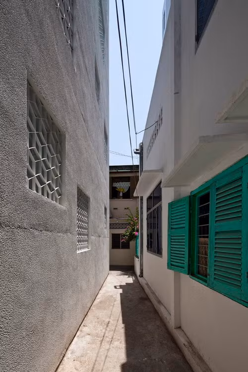 Ô cửa vừa tạo dáng vẻ mới lạ cho kiến trúc ngoại thất, vừa giúp lấy ánh sáng vào bên trong ngôi nhà.