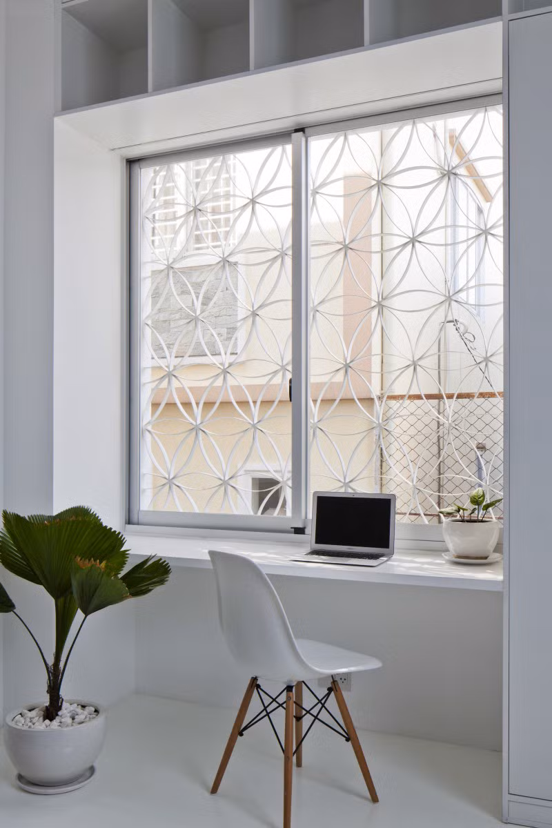 Góc làm việc cạnh cửa sổ.