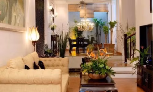 Nổi tiếng cả trong và ngoài nước, danh hài Thúy Nga sở hữu cả hai ngôi nhà đẹp lung linh ở Việt Nam và Mỹ. Trong ảnh là ngôi nhà ở Việt Nam của Thúy Nga trị giá khoảng 6 tỷ đồng. Ảnh: Plo.