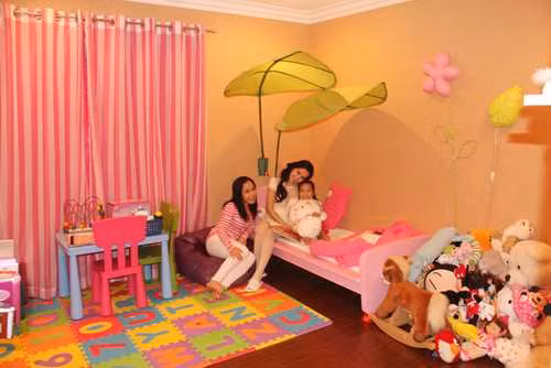 Căn phòng toàn màu hồng và đầy ắp thú cưng dành cho công chúa nhỏ của danh hài Việt Hương. Ảnh: VTC.