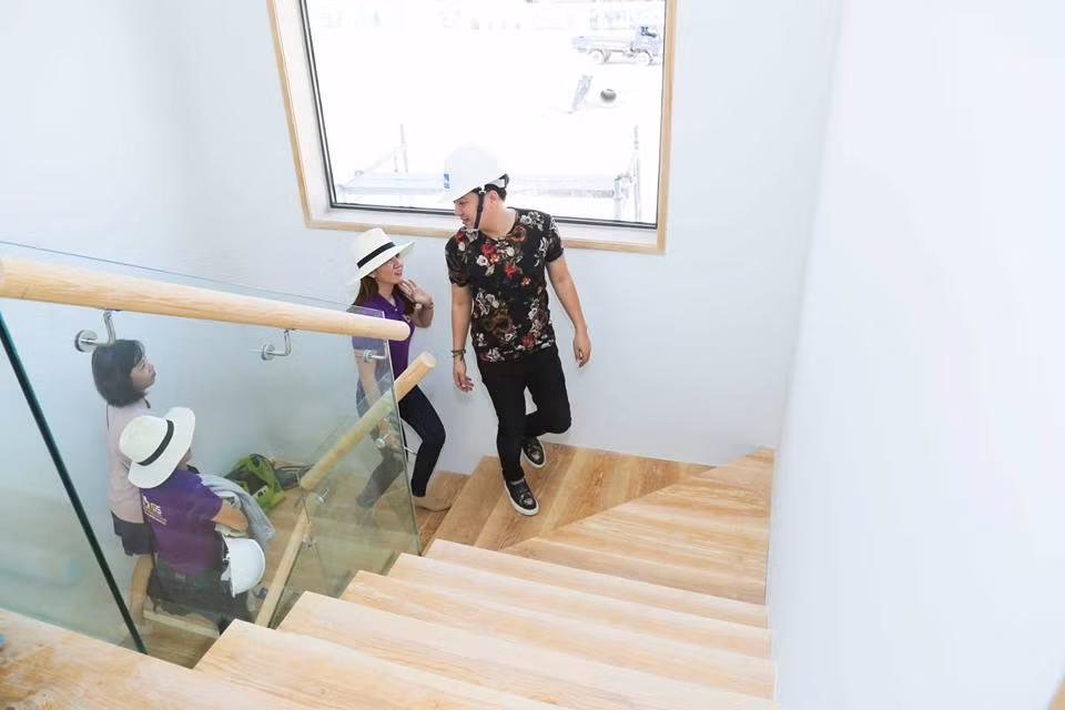 Cầu thang với lan can kính trong suốt. Ảnh: Tinmoi.