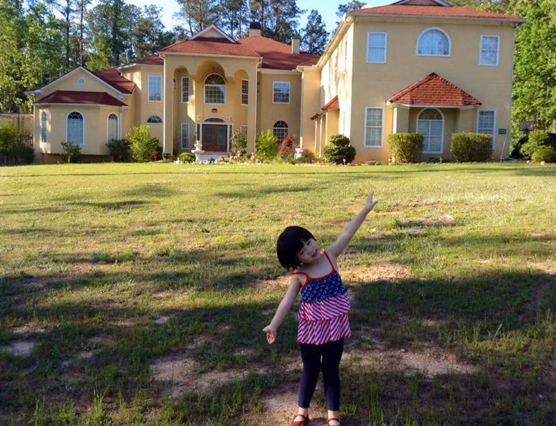 Biệt thự ở Mỹ của Thúy Nga ấn tượng với không gian rộng lớn, nhiều cây xanh và có tới 112 ô cửa sổ. Ảnh: Zing.